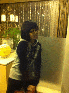 原创 搞笑gif:老哥,你定力不错,不用说就知道你对面坐的什么人!