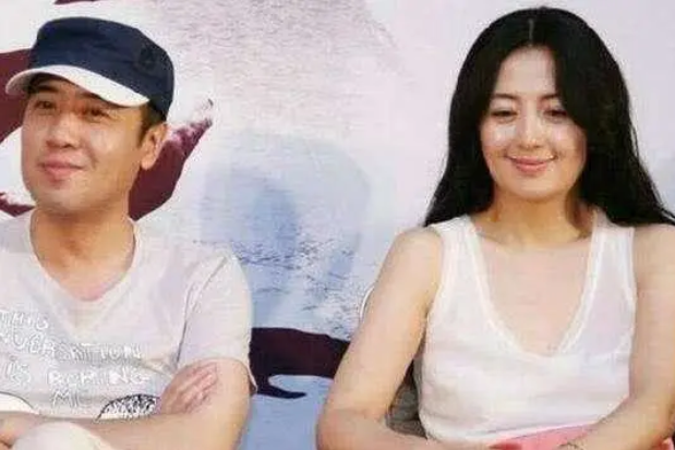 于和伟结婚28年零绯闻,看到他妻子照片后,网友:感觉好熟悉!