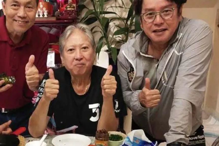 68岁洪金宝近照变瘦削老人,满头白发显沧桑,状态不如70岁谭咏麟 娱乐