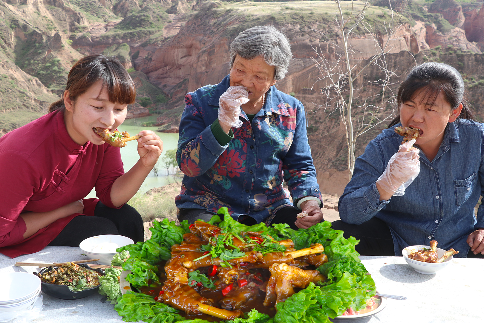 春姐做地摊美食麻辣羊蹄,满满的胶原蛋白,70岁大婶吃了5个-下