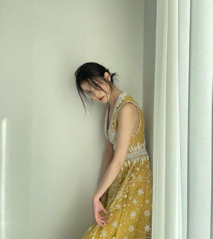 IU晒照庆祝出道15周年 穿深V黄裙温柔大方魅力十足