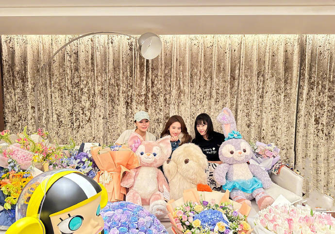 刘亦菲晒36岁生日庆祝照 手捧精致玩偶公主范满满