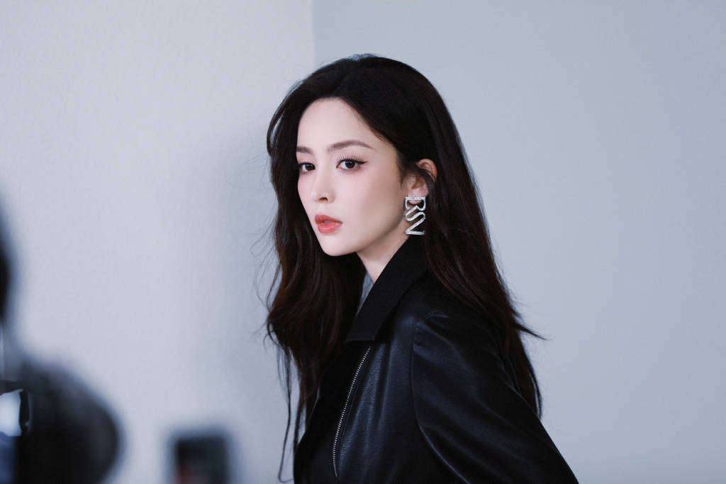 娜扎皮衣造型酷飒有范 粉色眼妆明媚如花