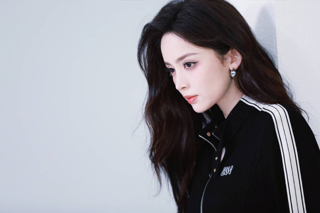 娜扎皮衣造型酷飒有范 粉色眼妆明媚如花