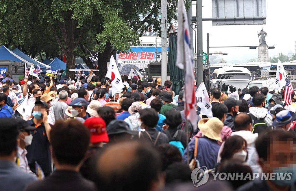 韩国宗教团体光复节违规集会 文在寅发文强烈谴责
