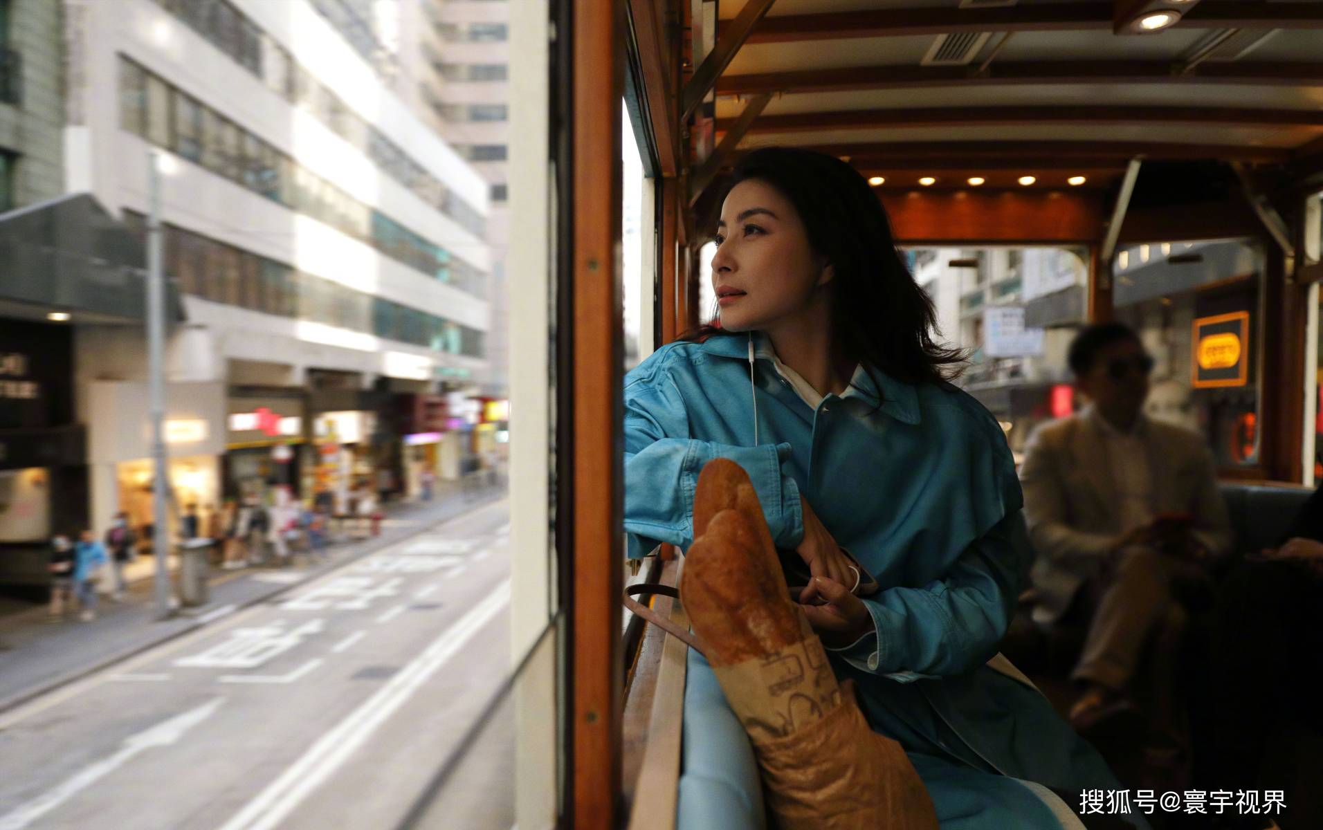 郭晶晶香港街头大片尽显美韵