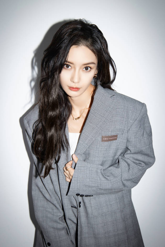 Baby西服配短裙又美又帅 俯身秀精致锁骨眼神撩人