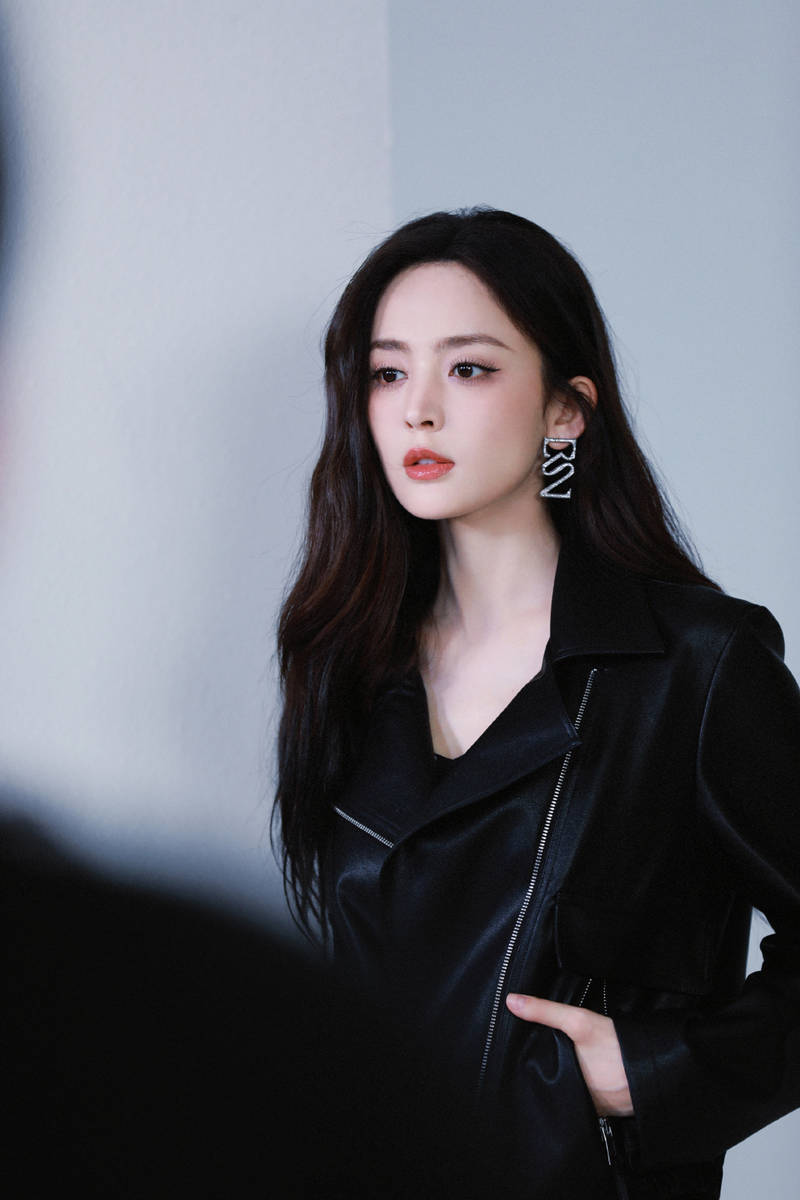 娜扎皮衣造型酷飒有范 粉色眼妆明媚如花-沐风文化