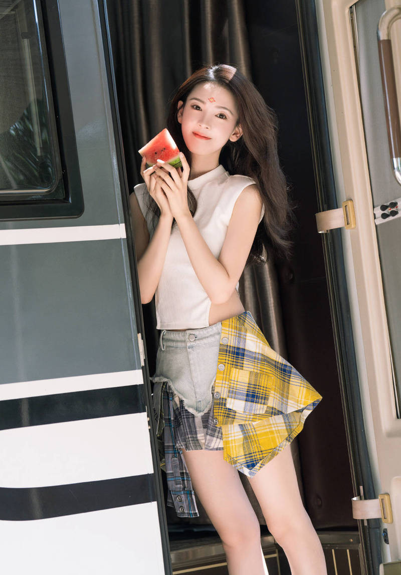 陈瑶晒花钿妆造型写真 手捧西瓜清爽又俏丽