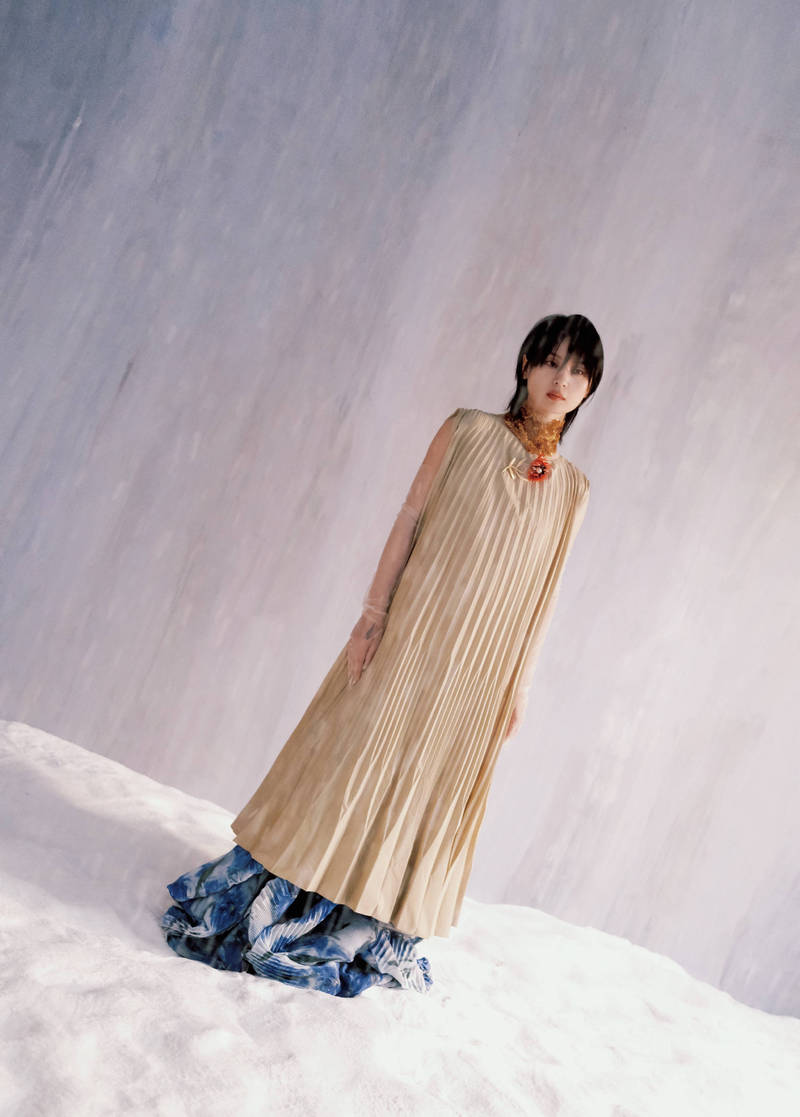 周笔畅晒写真照高级感满满 风格独特表现力超强