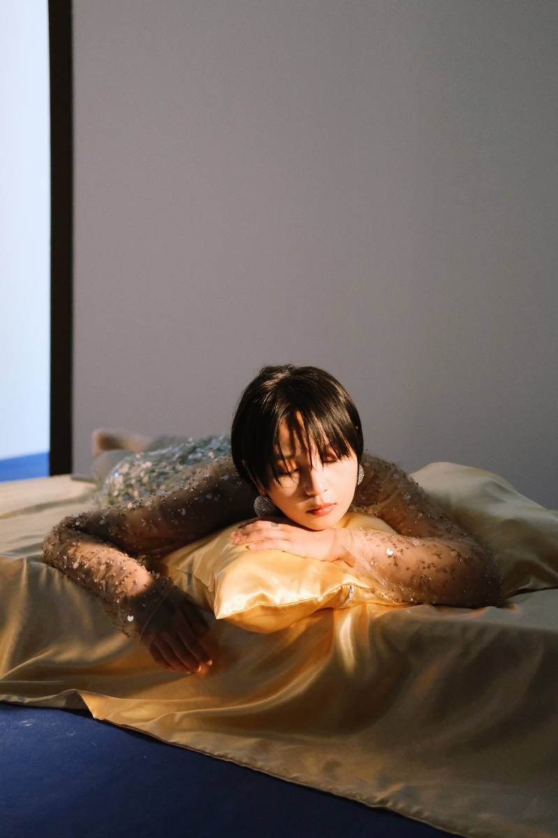 周笔畅晒写真照高级感满满 风格独特表现力超强-沐风文化