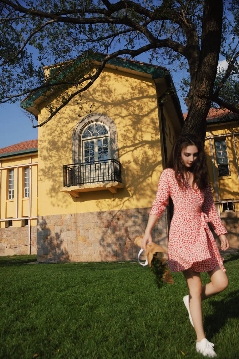 彭小苒红裙披发造型写真 宛如夏花在野自由绚烂