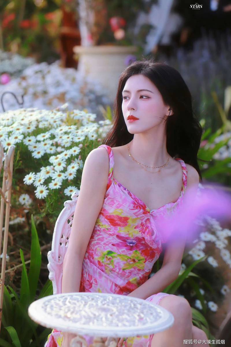 张予曦，宛如春风拂面的粉红樱花，优雅而美丽