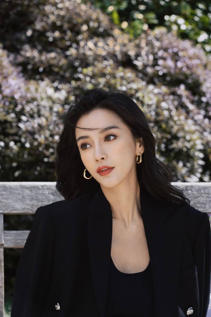 angelababy打网球青春感满满！全黑背心裙摩登时尚