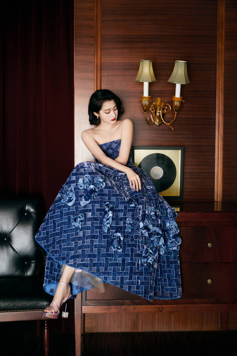 关晓彤穿蓝色花朵裙美背吸睛 复古盘发优雅贵气