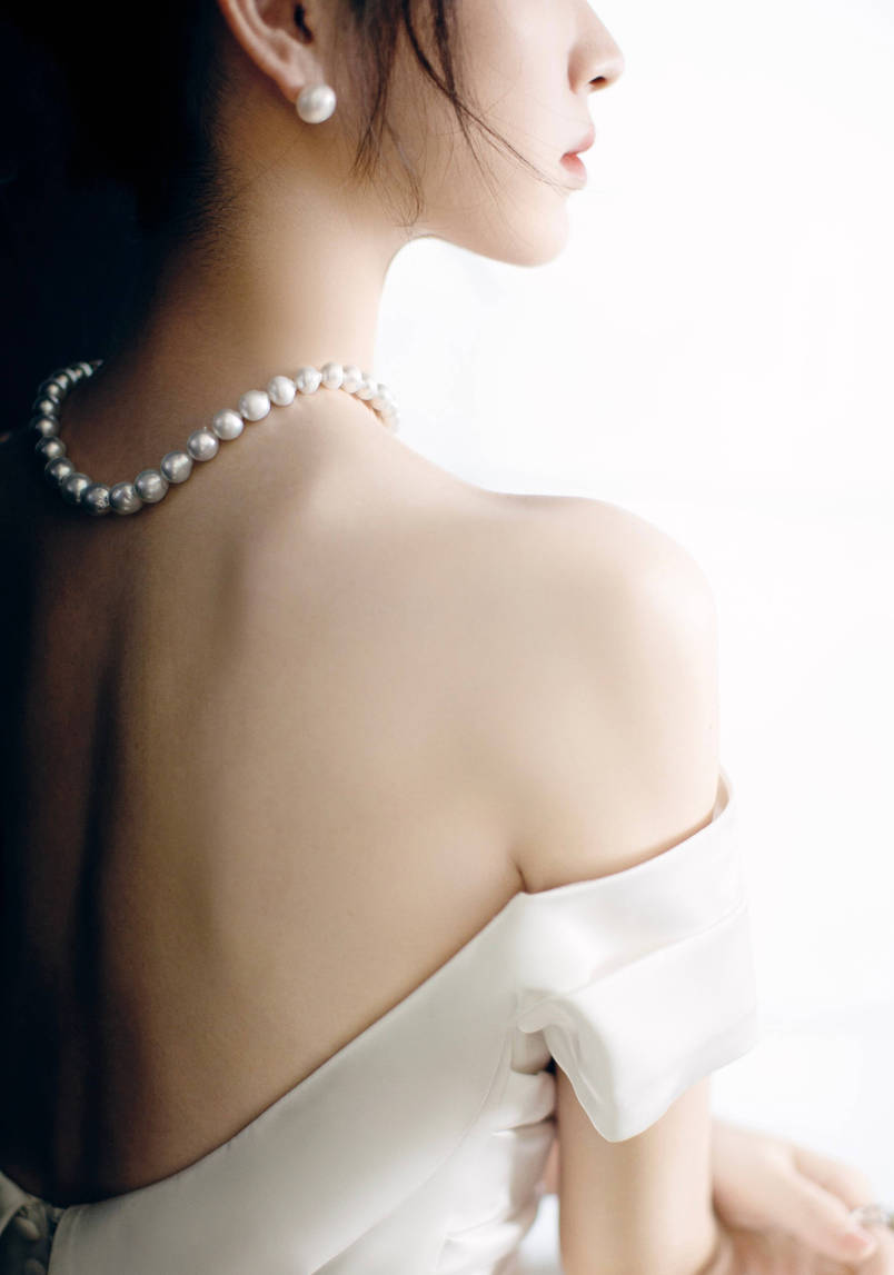 田曦薇白色吊带裙似珍珠少女 对镜wink甜美可爱