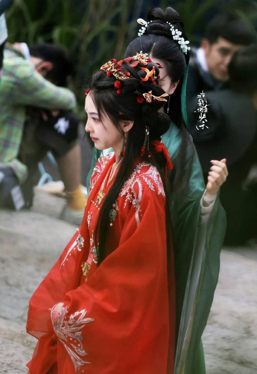 刘诗诗章若楠古装绝美 同框搂抱故事感拉满