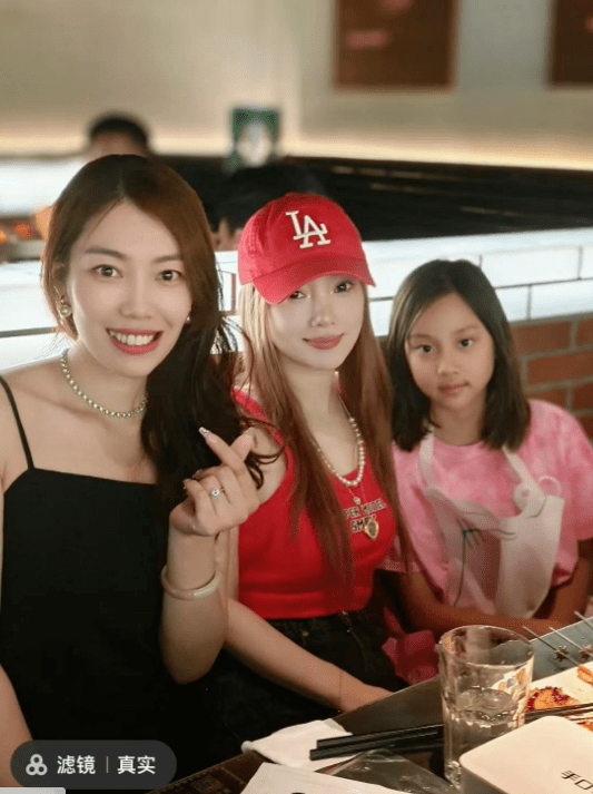 李小璐穿红色背心仿若少女 与甜馨母女同框似姐妹