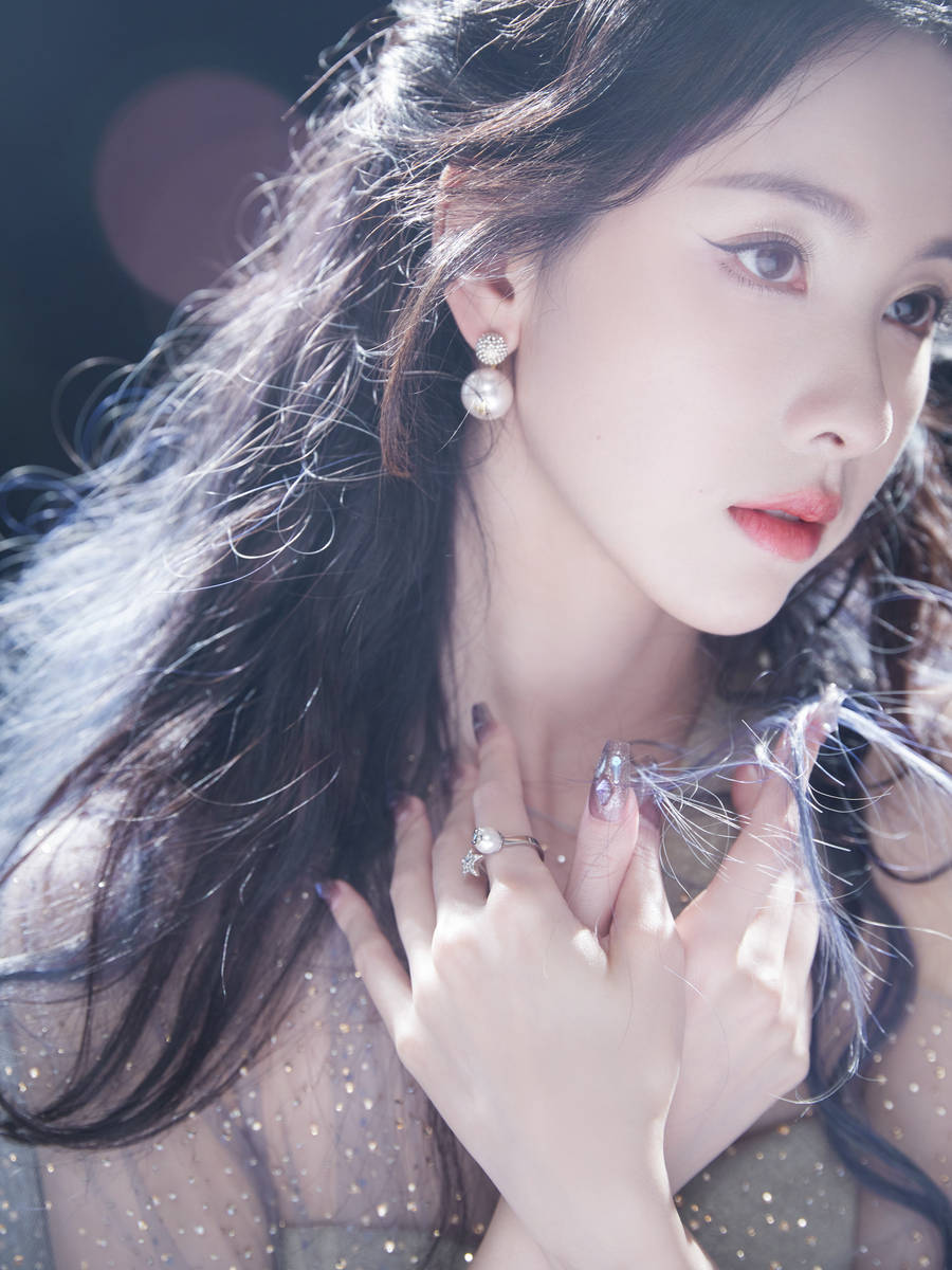 陈都灵穿亮片纱裙温柔端庄 发丝飘逸仙气十足