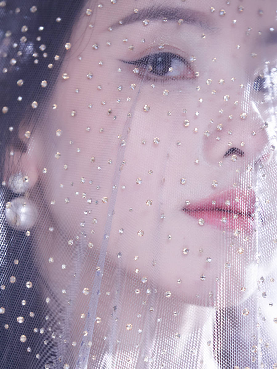 陈都灵穿亮片纱裙温柔端庄 发丝飘逸仙气十足