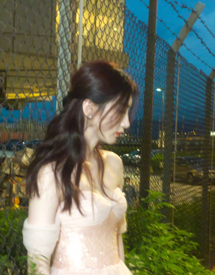 江疏影晒九宫格照告别六月 粉色抹胸纱裙似仙女