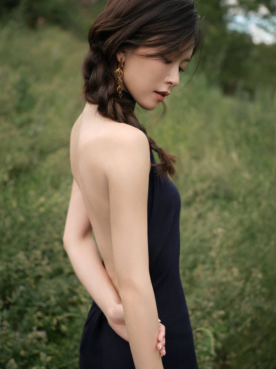 文咏珊麻花辫搭黑长裙超妩媚 大露美背狂秀好身材-沐风文化