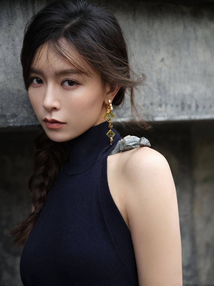 文咏珊麻花辫搭黑长裙超妩媚 大露美背狂秀好身材