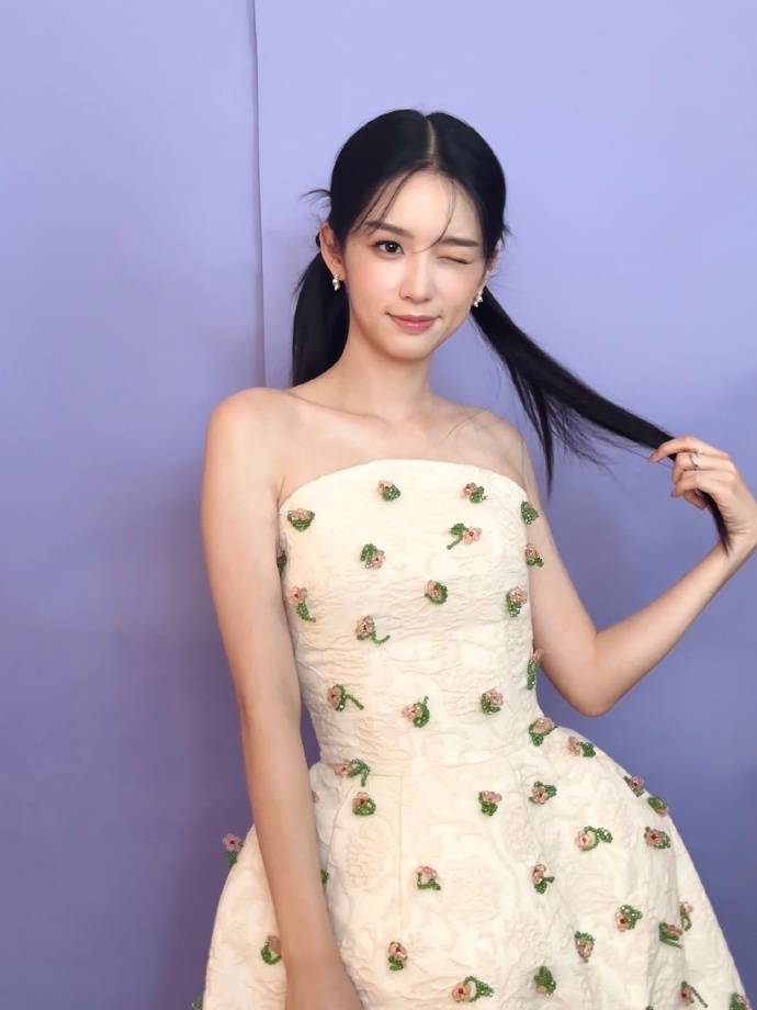 周也晒双马尾公主风造型写真 穿碎花白裙青春可爱