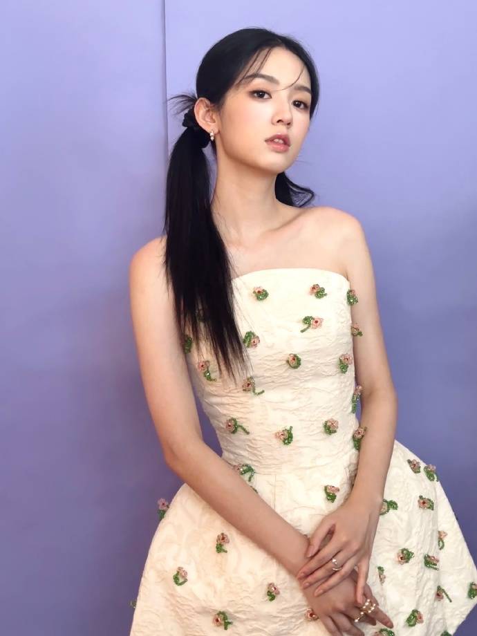 周也晒双马尾公主风造型写真 穿碎花白裙青春可爱