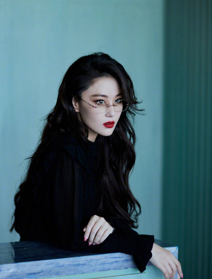 张馨予红唇大波浪复古感十足 戴无框眼镜又美又欲