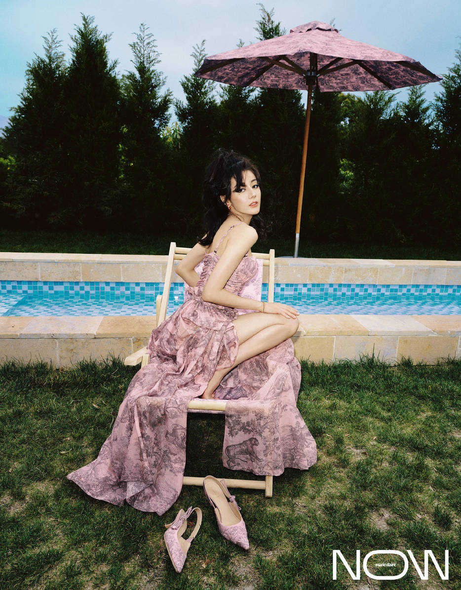 迪丽热巴穿碎花吊带裙秀美背 烟熏妆复古魅惑