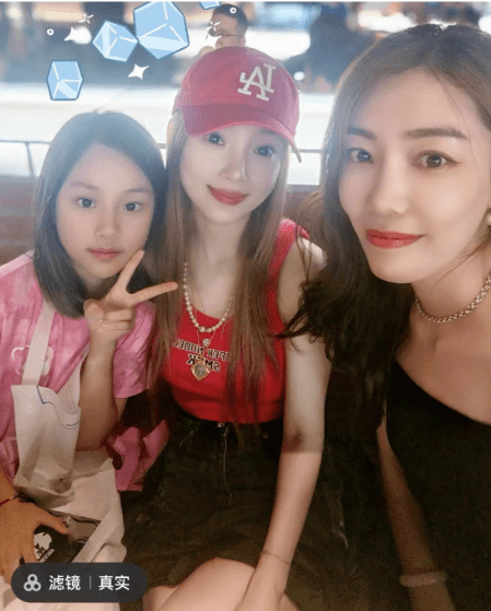 李小璐穿红色背心仿若少女 与甜馨母女同框似姐妹-沐风文化