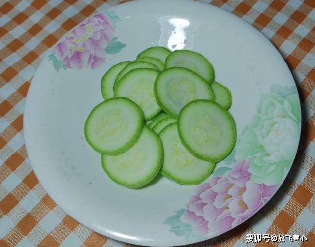 怎么挑选西葫芦好吃又嫩 0ce49127e0df45d0a17b8f550088ae7a.jpeg