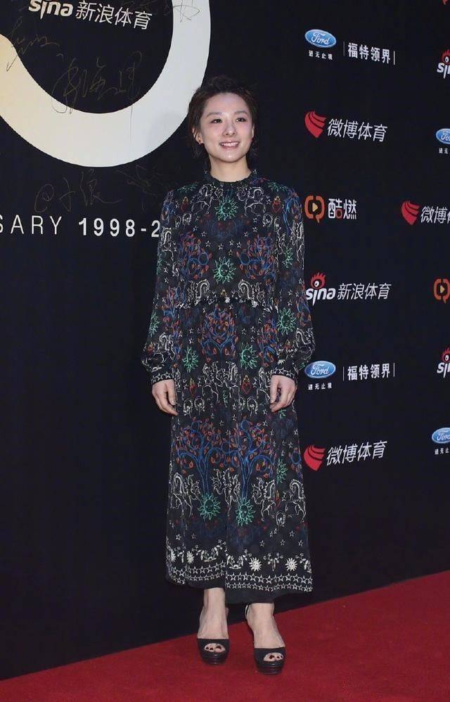 原创刘璇挺大肚被抓拍,打扮朴素接地气,穿件格子衬衫搭黑裤子!