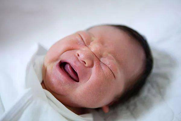 刚出生的宝宝为什么有的眼睛睁开,有的闭着呢?