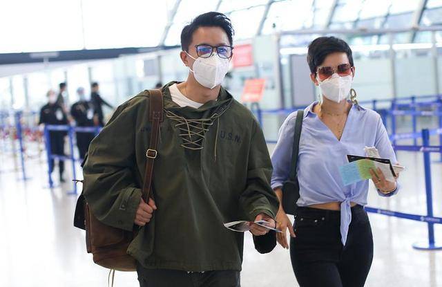 女生女人味十足短发也挡不住卢靖姗的美！巨型耳饰+露脐装走机场