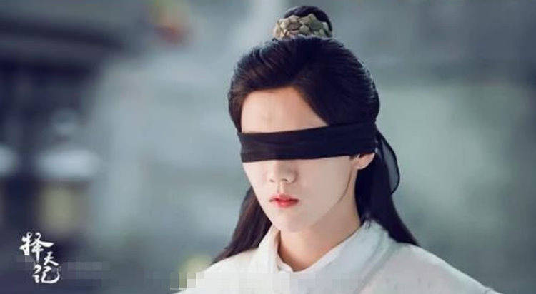 今天小编就盘点一下那些,眼睛被蒙住后,颜值依然不减的明星.