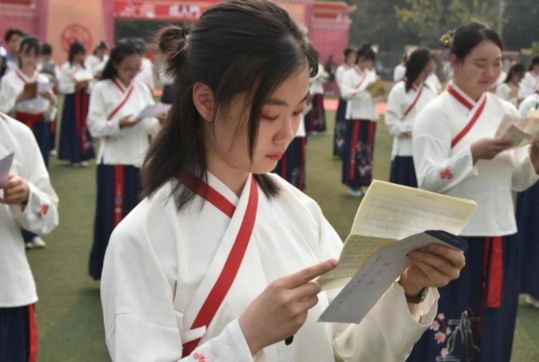 「高三」穿汉服、传书信、加冠及笄……成都七中万达学校举行高三学子“成人礼”