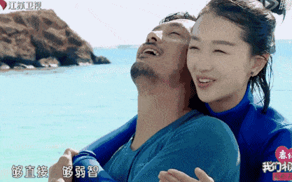 周冬雨面对余文乐眼神暧昧,唱四字的歌,落泪时以为她找到了真爱