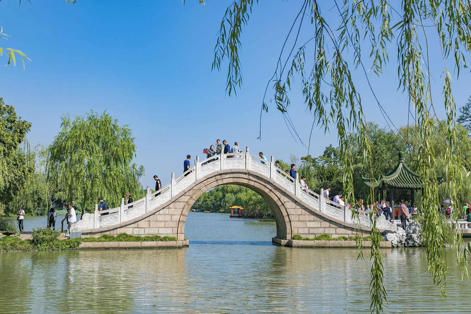 中国最适合慢生活的4座小城，风光独秀，闲适安逸，住下不想走