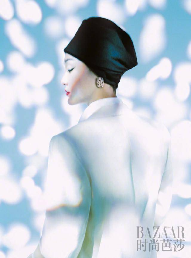 周迅气质冷艳五官立体周迅无愧＂周公子＂称号！45岁拍硬照slay全场