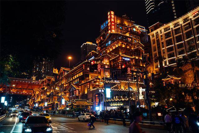 颇具特色的成都景点到了楼上出去还是马路夜景丝毫不输香港