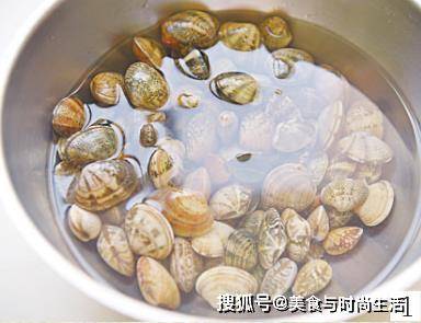 蛤蜊别只会水煮,和土豆一起炖个菜,又鲜又下饭vre