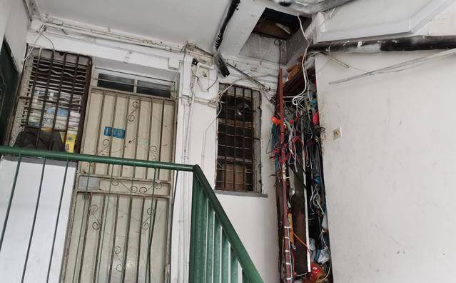 不差钱母子，屋内垃圾两米高，不换钱就为收藏