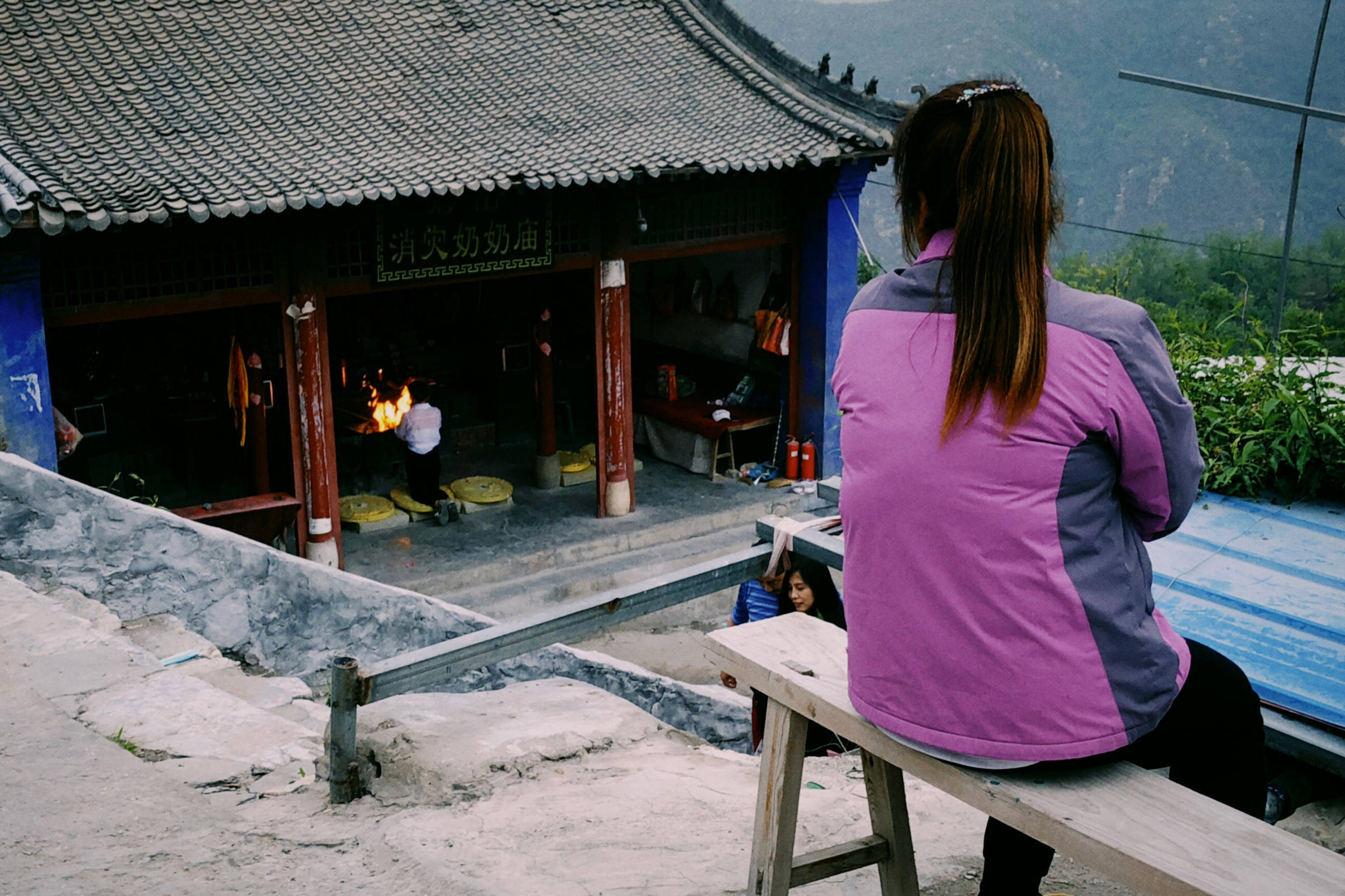 奶奶庙香客少,，承包者亏损严重