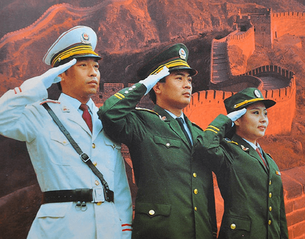 中国的八九十年代,警察队伍的警服,为何一直是军绿色?