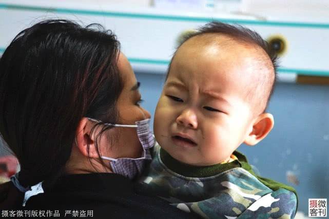 【白发】年轻妈妈剃成光头1岁半宝宝患重病父亲愁出白发