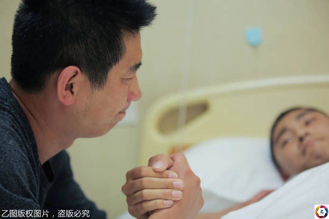 『沈立娜』想拔管去死，妈妈含泪阻止少年身高1.74米移植后瘦到68斤