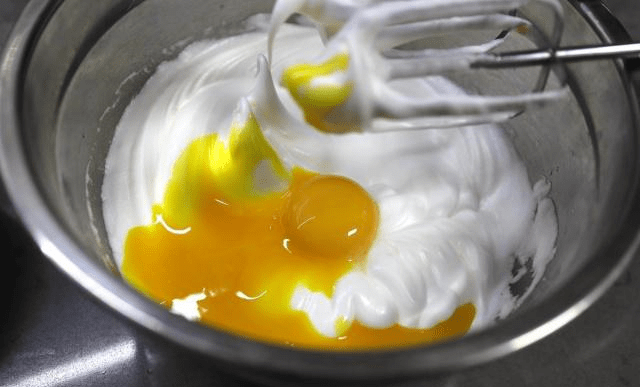 怎样快速打发鸡蛋 d0878cacd19d4ea5915ec304c9f57a1d.png