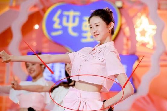 张艺凡穿粉色队服甜到牙疼,有谁注意她的腰?这是什么绝世好腰